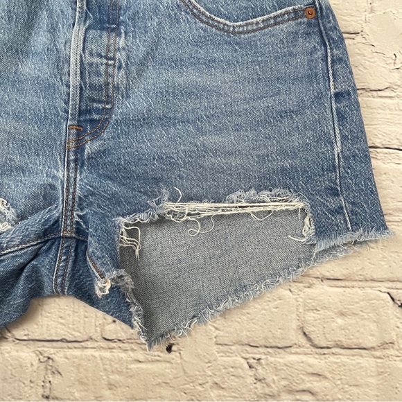 Women’s Levi’s 501 High Rise Blue Light Wash Short Size 29 - Picture 3 of 8